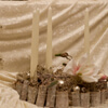Weiße Weihnachtsdeko und Adventskranz mit Holz Kunstblume.